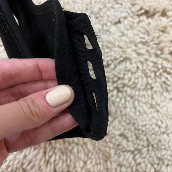 Tune Belt | Running Armband Phone Holder for iPhone 11 Pro, SE 2022/2020, X/XS - Picture 11 of 12